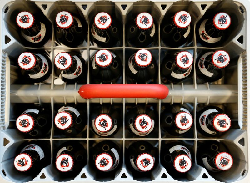 &copy; Reuters. Imagen de archivo de un estante de botellas de cerveza sin alcohol Jupiler en la sede de Anheuser-Busch InBev en Lovaina