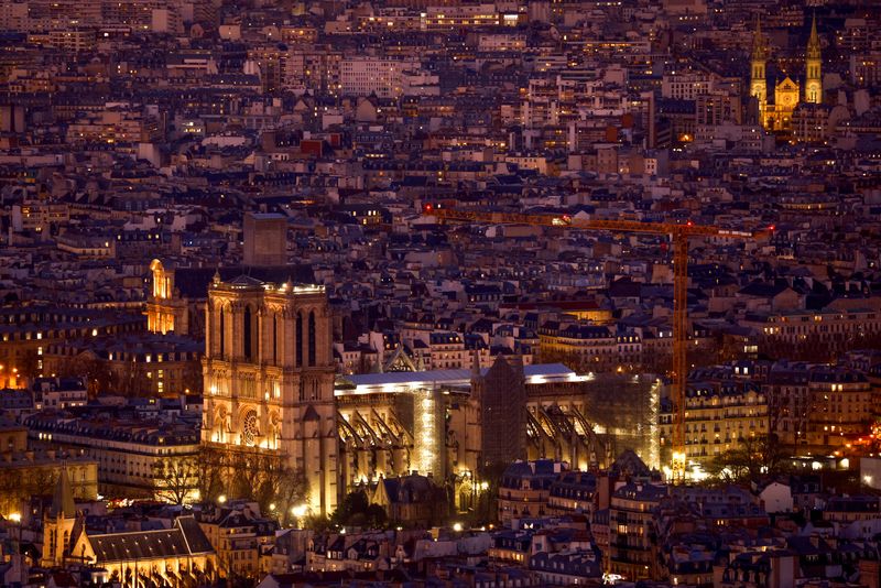 &copy; Reuters. منظر عام لرافعة عملاقة بالقرب من كاتدرائية نوتردام في باريس في التاسع من فبراير شباط 2022. تصوير: جونزالو فونتيس - رويترز