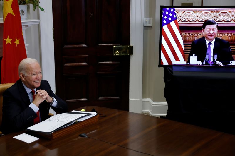 &copy; Reuters. Foto de archivo de una videconferencia entre el Presidente de EEUU Joe Biden y su par chino Xi Jinping en la Casa Blanca 
 Nov  15, 2021.  REUTERS/Jonathan Ernst