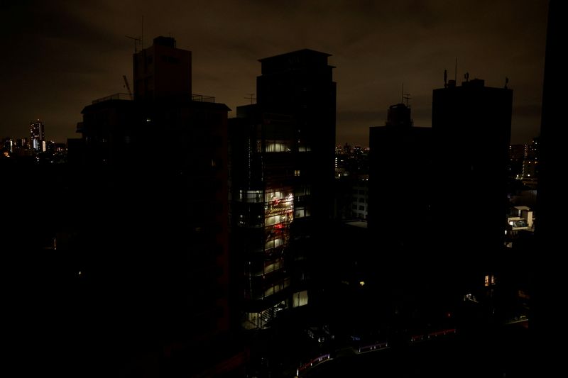 &copy; Reuters. Casas e prédios durante interrompimento no fornecimento de energia em Tóquio
17/03/2022 REUTERS/Issei Kato