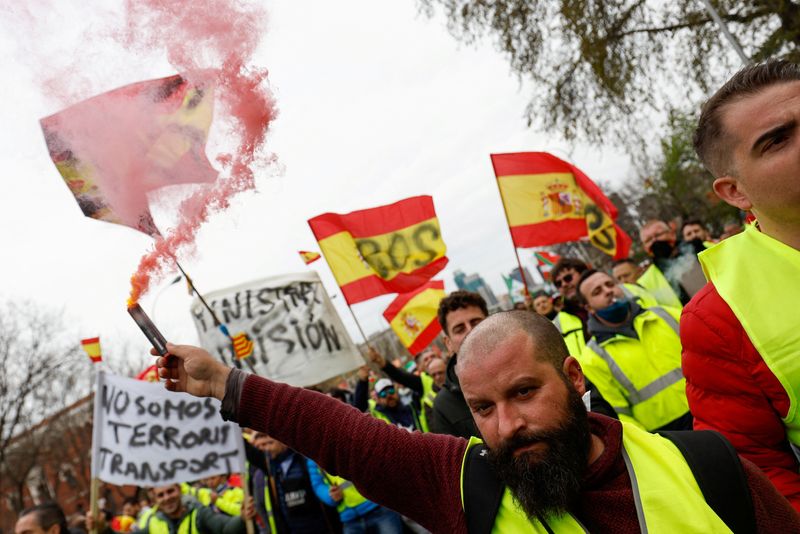 &copy; Reuters. FILE PHOTO: Striking truck drivers protest over high fuel prices and working conditions in Madrid, Spain, March 25, 2022. REUTERS/Susana Vera/File Photo