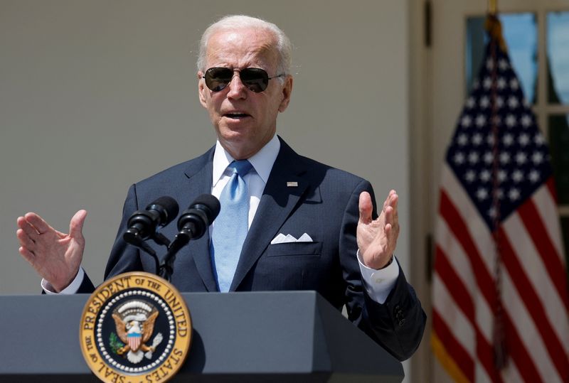 &copy; Reuters. U.S. President Joe Biden delivers remarks to staff in the Rose Garden as he returns from COVID-19 isolation to work in the Oval Office at the White House in Washington, U.S. July 27, 2022. REUTERS/Jonathan Ernst 