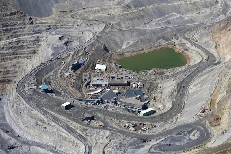 &copy; Reuters. FOTO DE ARCHIVO-Una vista aérea de la mina de cobre Los Bronces de Anglo American en la cordillera de Los Andes, cerca de la ciudad de Santiago, Chile. 17 de noviembre de 2014.  REUTERS/Iván Alvarado