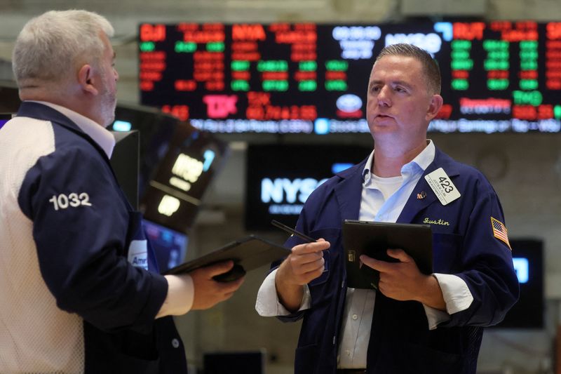 &copy; Reuters. La Bourse de New York hésite jeudi à l'ouverture. l'indice Dow Jones gagne 0,04% et le Standard & Poor's 500, plus large, progresse de 0,04%. Le Nasdaq Composite cède 0,16%. /Photo prise le 26 juillet 2022/REUTERS/Brendan McDermid