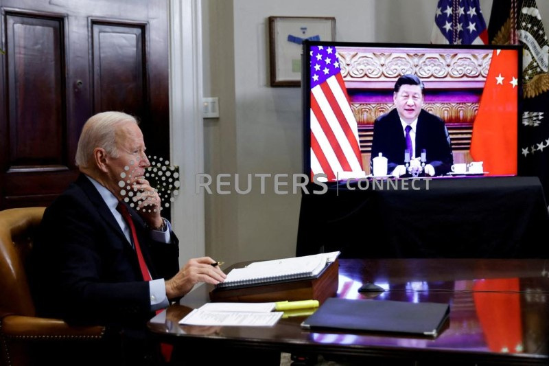 &copy; Reuters. FOTO DE ARCHIVO: El presidente de Estados Unidos, Joe Biden, habla virtualmente con el líder chino Xi Jinping desde la Casa Blanca en Washington, Estados Unidos. 15 de noviembre de 2021.  REUTERS/Jonathan Ernst/