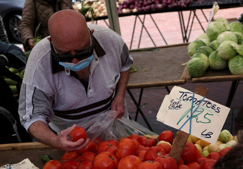 &copy; Reuters. FILE PHOTO: A resident buys food at a local market, in downtown San Francisco, California, U.S., July 13, 2022. REUTERS/Carlos Barria