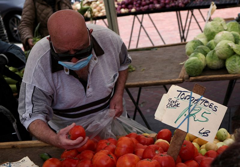 © Reuters. Morador compra comida em uma feira local, no centro de San Francisco, Califórnia
13/07/2022
REUTERS/Carlos Barria