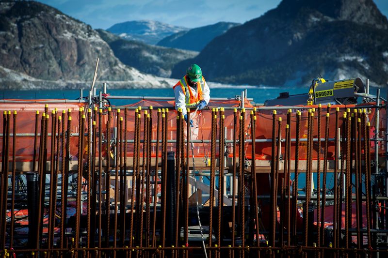 © Reuters. FILE PHOTO: A man works on the the fixed wellhead platform of Cenovus Energy's West White Rose extension project, which had been suspended in March 2020 in Argentia, Placentia Bay, Newfoundland, Canada December 13, 2019. REUTERS/Greg Locke