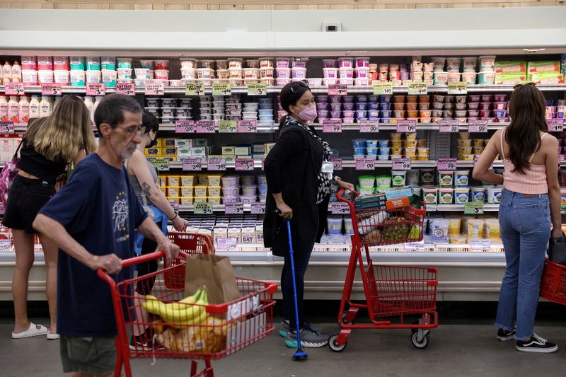 &copy; Reuters. FILE PHOTO: People shop in a supermarket as inflation affected consumer prices in Manhattan, New York City, U.S., June 10, 2022. REUTERS/Andrew Kelly