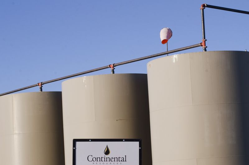 &copy; Reuters. FILE PHOTO: Storage tanks stand on a Continental Resources oil production site near Williston, North Dakota January 23, 2015.  REUTERS/Andrew Cullen   (UNITED STATES - Tags: BUSINESS ENERGY COMMODITIES)