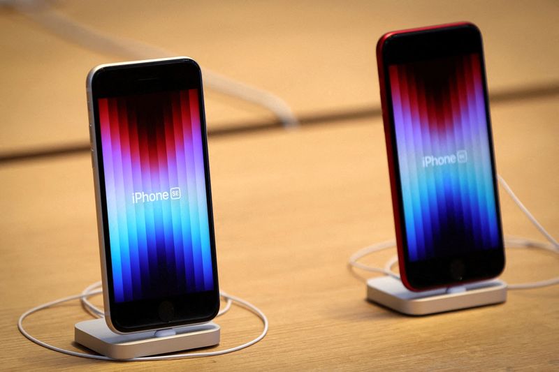 © Reuters. FILE PHOTO: The new Apple iPhone SE is displayed at the Apple Store on 5th Avenue shortly after it went on sale in Manhattan, in New York City, New York, U.S., March 18, 2022. REUTERS/Mike Segar/File Photo