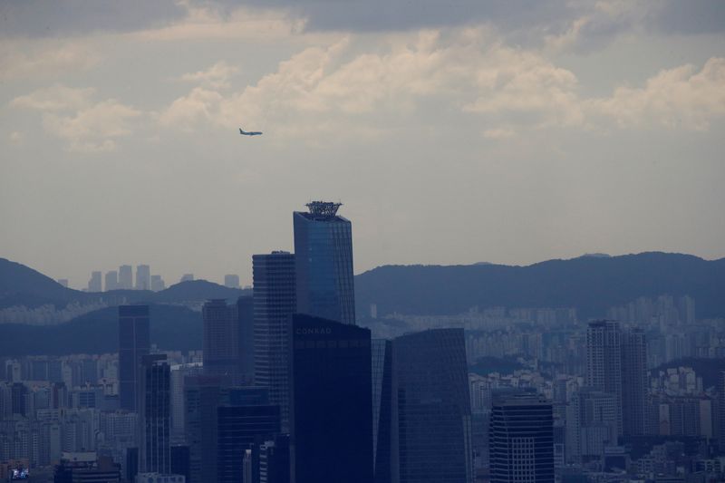 &copy; Reuters. FILE PHOTO: A plane flies over commercial buildings in Seoul, South Korea, August 30, 2016. REUTERS/Kim Hong-Ji