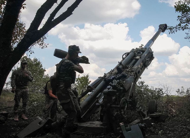 &copy; Reuters. Ukrainian service members prepare a M777 Howitzer for fire at a front line in Kharkiv region, as Russia's attack on Ukraine continues, Ukraine July 28, 2022.  REUTERS/Vyacheslav Madiyevskyy
