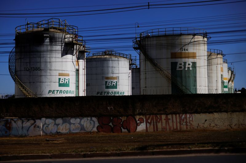 &copy; Reuters. FILE PHOTO: A general view of the tanks of Brazil's state-run Petrobras oil company following the announcement of updated fuel prices at at the Brazilian oil company Petrobras in Brasilia, Brazil June 17, 2022. REUTERS/Ueslei Marcelino