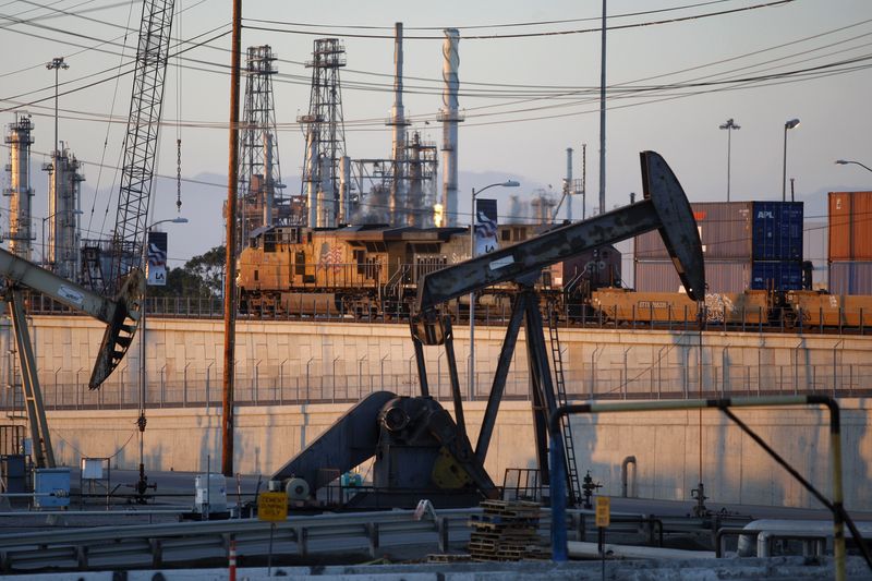 © Reuters. Bombas de plataformas petrolíferas extraem petróleo em Campo de Wilmington, onde a Tidelands Oil Production Company opera perto de Long Beach, Califórnia
28/07/2022
REUTERS/David McNew  (UNITED STATES - Tags: ENERGY BUSINESS)