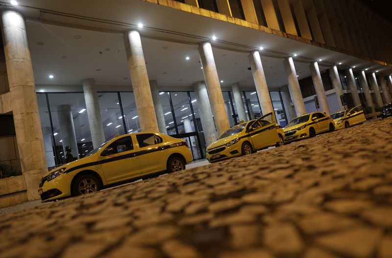 &copy; Reuters. Fila de taxistas no aeroporto Santos Dumont, no centro do Rio de Janeiro
20/05/2020
REUTERS/Ricardo Moraes