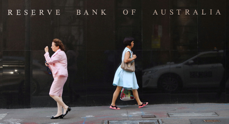 &copy; Reuters. FILE PHOTO: Two women walk next to the Reserve Bank of Australia headquarters in central Sydney, Australia February 6, 2018. REUTERS/Daniel Munoz  GLOBAL BUSINESS WEEK AHEAD