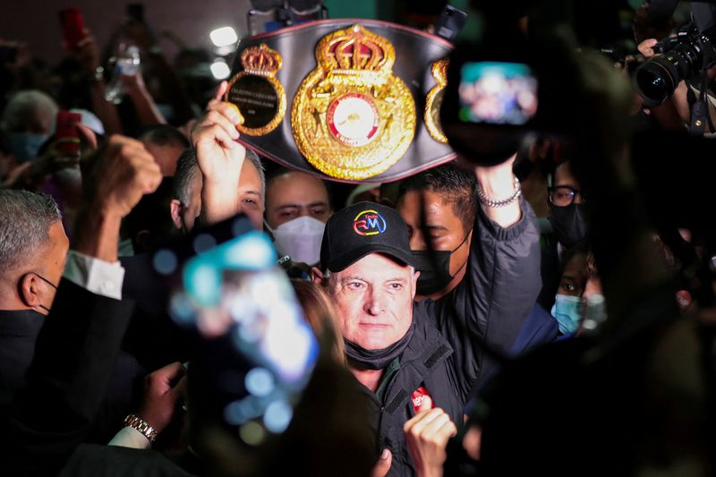 &copy; Reuters. FILE PHOTO: Former Panamanian president Ricardo Martinelli holds up a boxing belt while leaving a courthouse where he was acquitted on tapping charges in Panama City, Panama November 9, 2021. REUTERS/Erick Marciscano