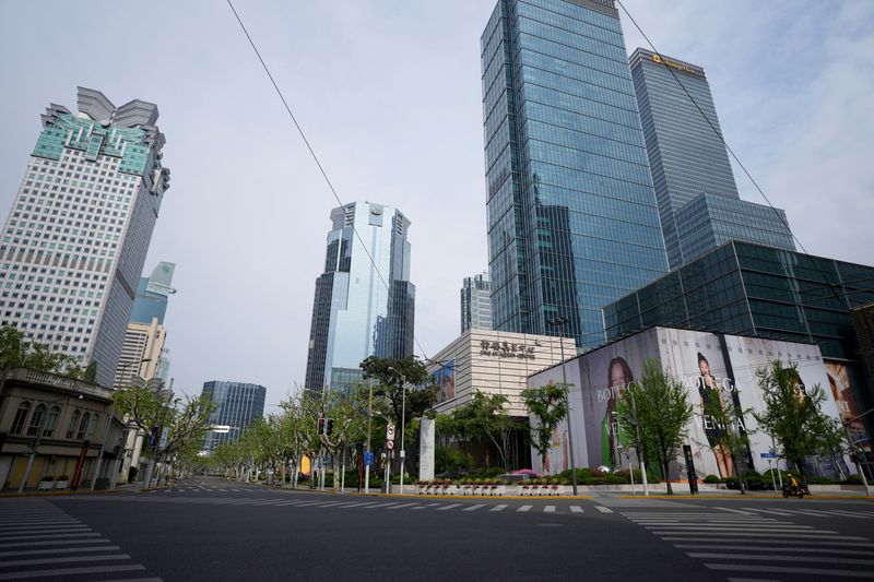 &copy; Reuters. FILE PHOTO: An empty road in Shanghai's central business district during a lockdown amid the coronavirus disease (COVID-19) pandemic, in Shanghai, China April 16, 2022. REUTERS/Aly Song/File Photo