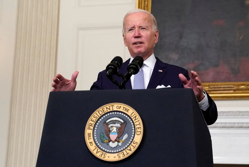 © Reuters. U.S. President Joe Biden gestures as he delivers remarks on the Inflation Reduction Act of 2022 at the White House in Washington, U.S., July 28, 2022. REUTERS/Elizabeth Frantz