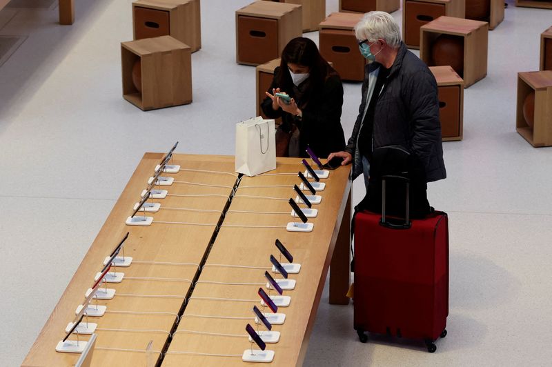 &copy; Reuters. FILE PHOTO: Customers shop for new Apple iPhones at the Apple Store on 5th Avenue shortly after new products went on sale in Manhattan in New York City, New York, U.S., March 18, 2022. REUTERS/Mike Segar/