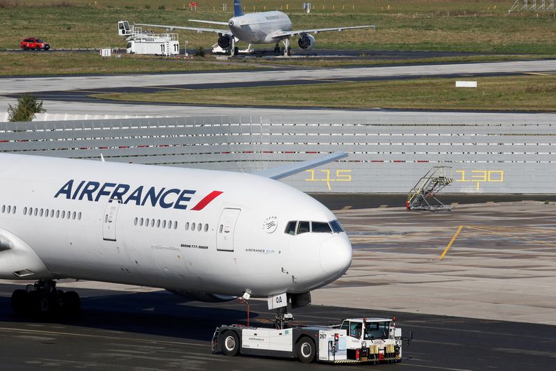 &copy; Reuters. FILE PHOTO: An Air France Boeing 777-300 airplane is seen on the tarmac at Paris Charles de Gaulle airport in Roissy near Paris, France, September 29, 2021. REUTERS/Gonzalo Fuentes/
