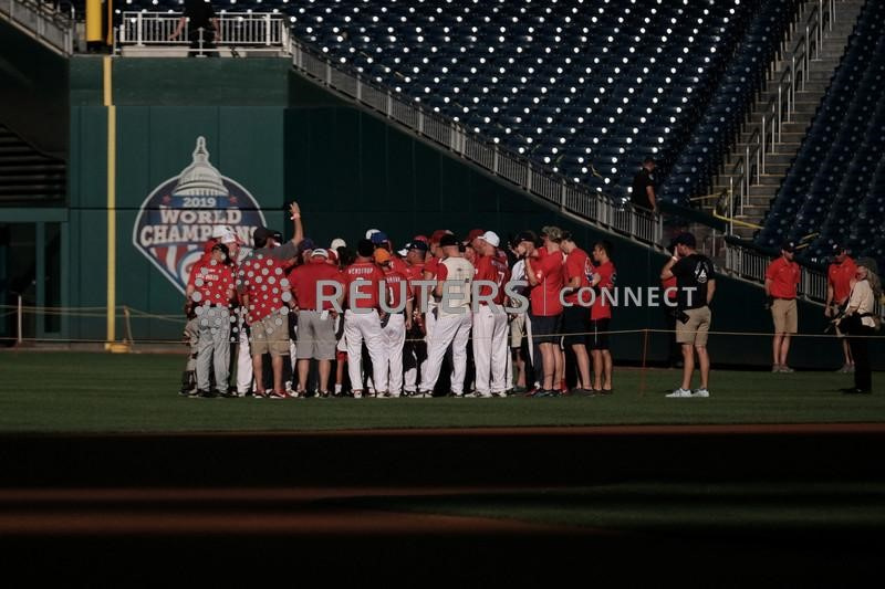 &copy; Reuters. أعضاء فريق الحزب الجمهوري خلال مباراة بيسبول مع فريق فريق الحزب الديمقراطي في واشنطن يوم الخميس. تصوير: مايكل ماكوي - رويترز.