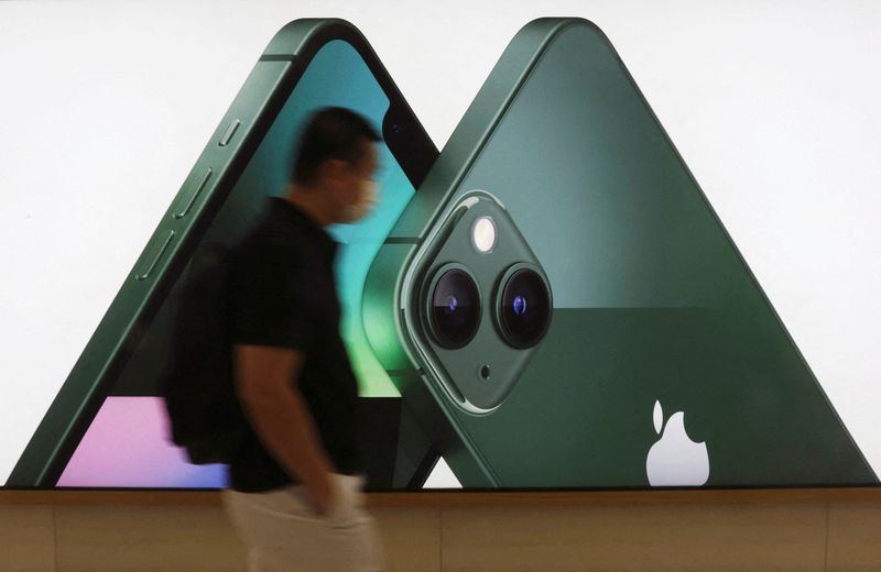 &copy; Reuters. FILE PHOTO: A customer passes an Apple iPhone 13 advertisement at an Apple shop in Singapore March 18, 2022. REUTERS/Edgar Su