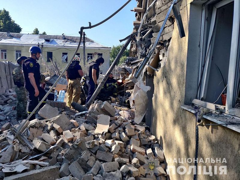 &copy; Reuters. FOTO DE ARCHIVO: Agentes de policía y rescatistas inspeccionan los escombros de una casa residencial dañada por un ataque aéreo ruso, mientras continúa el ataque de Rusia a Ucrania, en la región de Donetsk, en la ciudad de Bakhmut, 27 de julio de 202