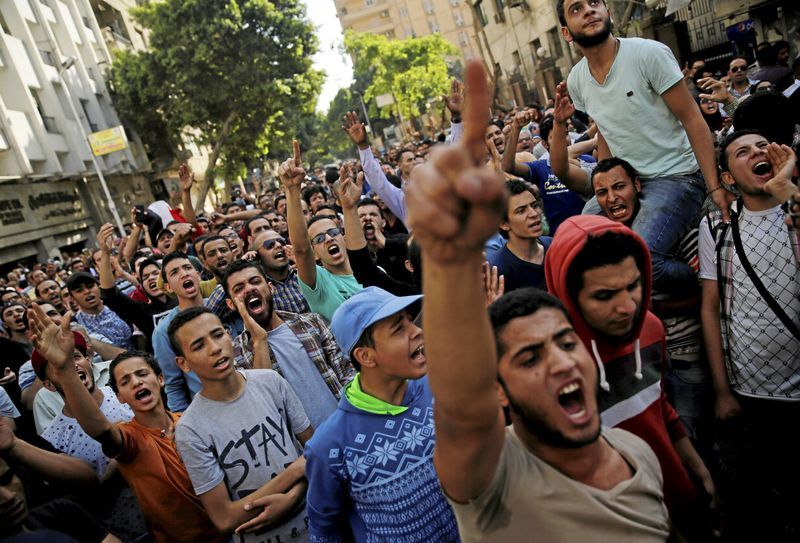 &copy; Reuters. FILE PHOTO: Egyptian protesters and Muslim Brotherhood members shout slogans against President Abdel Fattah al-Sisi and the government during a demonstration protesting the government's decision to transfer two Red Sea islands to Saudi Arabia, in front of