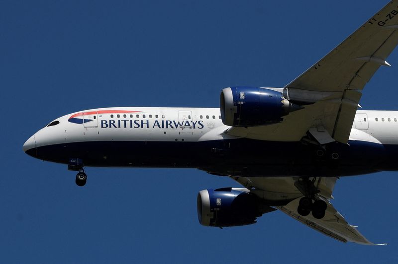 &copy; Reuters. FILE PHOTO: A British Airways passenger plane comes in to land at London Heathrow airport, following the outbreak of the coronavirus disease (COVID-19), London, Britain, May 21, 2020. REUTERS/Toby Melville/File Photo