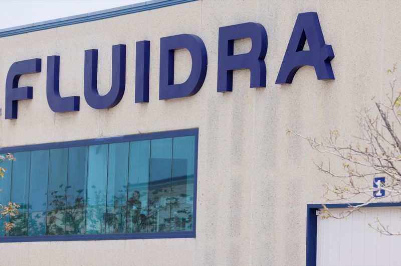 &copy; Reuters. FOTO DE ARCHIVO: El logotipo de Fluidra a la entrada del edificio de la empresa de equipos para piscinas en Barcelona, España, el 28 de abril de 2022. REUTERS/Nacho Doce