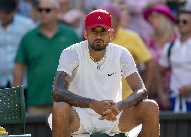 &copy; Reuters. لاعب التنس الاسترالي نيك كيريوس بعد مباراة له في لندن يوم العاشر من يوليو تموز 2022. صورة لرويترز من (يو.إس.إيه.توداي.سبورتس).