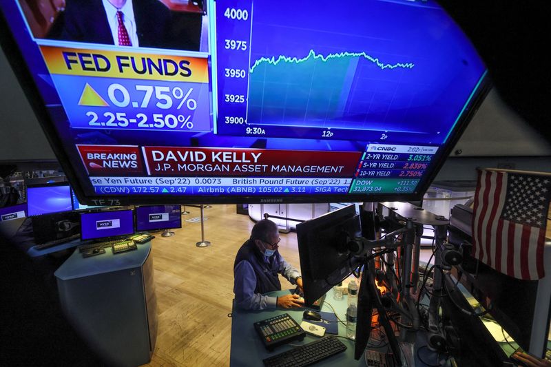 &copy; Reuters. Una pantalla muestra el anuncio de los tipos de interés de la Fed mientras un operador trabaja en el parqué de la Bolsa de Nueva York (NYSE) en la ciudad de Nueva York, Estados Unidos, el 27 de julio de 2022. REUTERS/Brendan McDermid