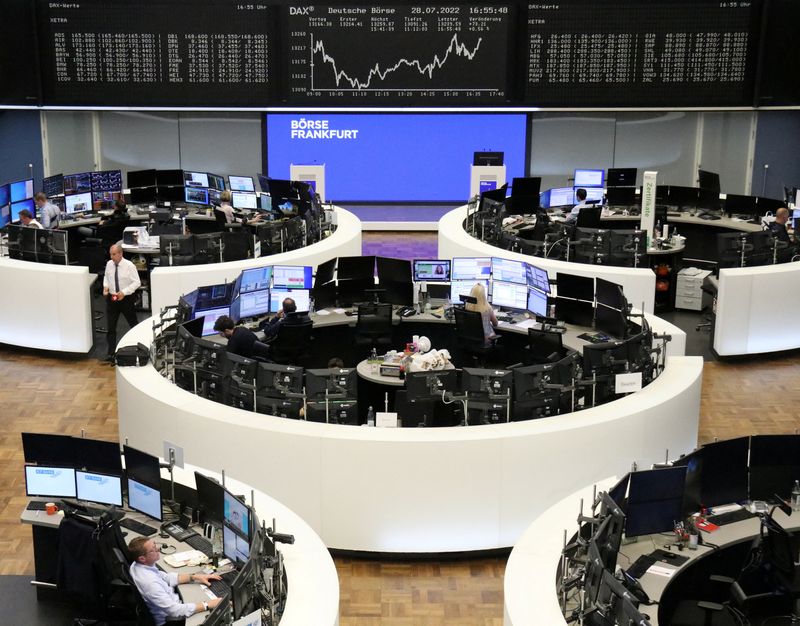 &copy; Reuters. شاشات تعرض بيانات مؤشر داكس الألماني في بورصة فرانكفورت يوم الخميس. تصوير: رويترز.