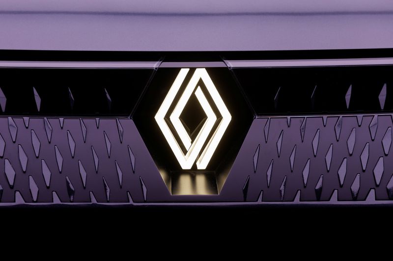 © Reuters. FILE PHOTO: The Renault logo on the Renault Scenic Vision concept-car is seen at its exhibition space, at the Viva Technology conference dedicated to innovation and startups at the Porte de Versailles exhibition center in Paris, France June 16, 2022. REUTERS/Benoit Tessier