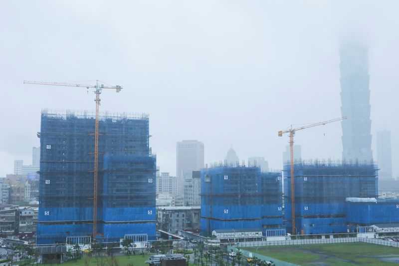 &copy; Reuters. Cranes are pictured during a rainy day at a construction site in Taipei, Taiwan, November 26, 2021. REUTERS/Annabelle Chih