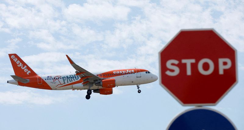 &copy; Reuters. An Easyjet aircraft approaches Josep Tarradellas Barcelona - El Prat airport the day before a cabin crew strike, while it passes next to a Stop traffic sign, near Barcelona, Spain, June 30, 2022. REUTERS/Albert Gea