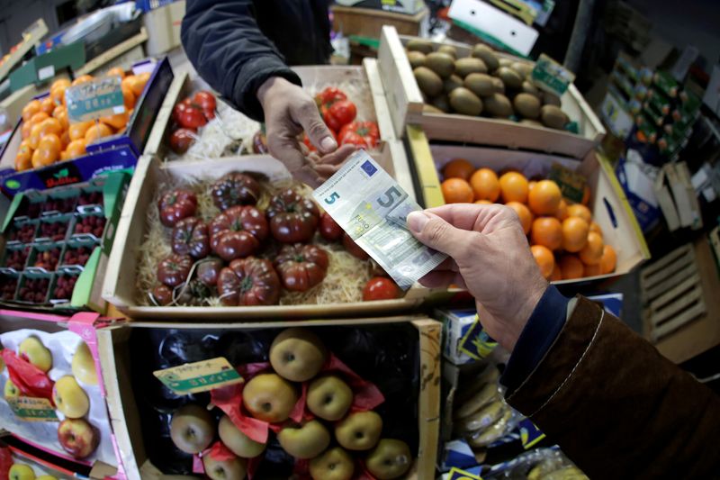 &copy; Reuters. FILE PHOTO: A shopper pays with a euro bank note in a market in Nice, France, April 3, 2019.  REUTERS/Eric Gaillard