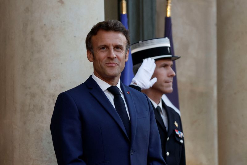 &copy; Reuters. الرئيس الفرنسي إيمانويل ماكرون في قصر الإليزيه في باريس يوم الخميس. تصوير: بينوا تيسييه - رويترز.