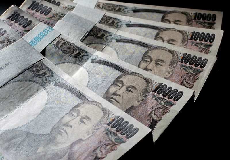 &copy; Reuters. FILE PHOTO: Illustrative picture shows Japanese 10,000 yen bank notes spread out at an office of World Currency Shop in Tokyo in this August 9, 2010 illustrative picture. REUTERS/Yuriko Nakao/File Photo