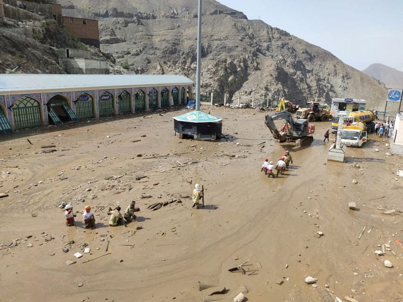 &copy; Reuters. منقذون يبحثون عن ناجين من الفيضانات في قرية شمالي العاصمة الإيرانيةطهران يوم الخميس في صورة حصلت عليها رويترز من وكالة غرب آسيا للأنباء.