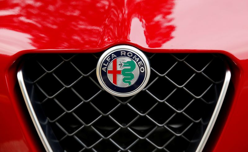 &copy; Reuters. ll logo dell'Alfa Romeo è visibile sull'Alfa Giulia presso uno stabilimento FCA di Cassino.  24 novembre 2016. . REUTERS/Tony Gentile