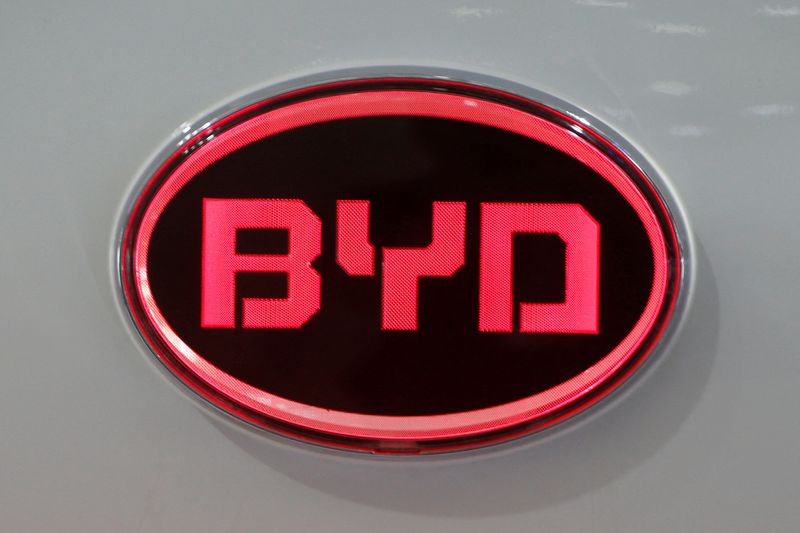 © Reuters. FILE PHOTO: The BYD logo is pictured in Beijing, China April 26, 2016. REUTERS/Kim Kyung-Hoon