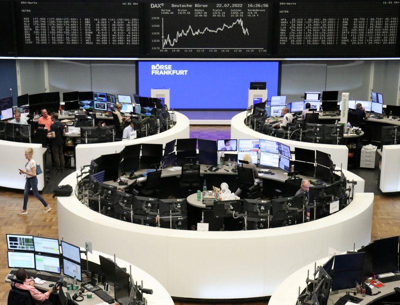 &copy; Reuters. IMAGEN DE ARCHIVO. El gráfico del índice de acciones alemán DAX en la bolsa de valores de Fráncfort, Alemania. Julio 22, 2022.    REUTERS/Staff