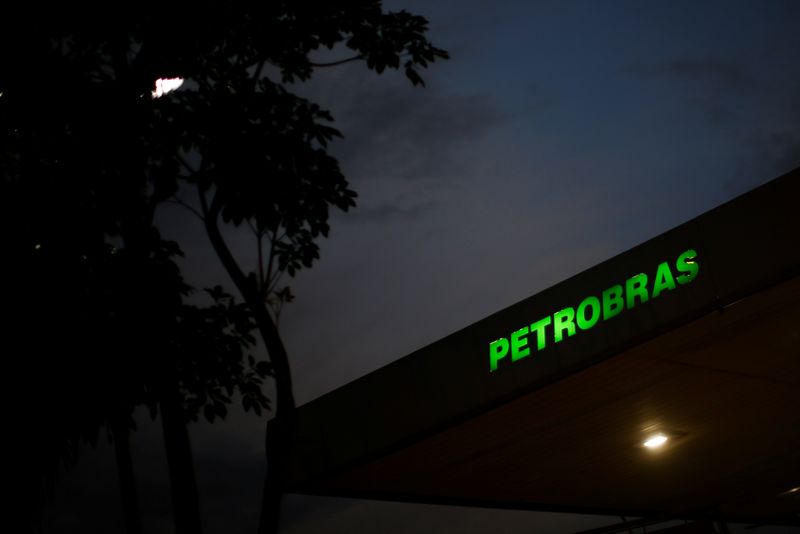 &copy; Reuters. FOTO DE ARCHIVO-Vista general de una estación de servicio de la petrolera brasileña Petrobras en Brasilia, Brasil. 7 de marzo de 2022. REUTERS/Adriano Machado