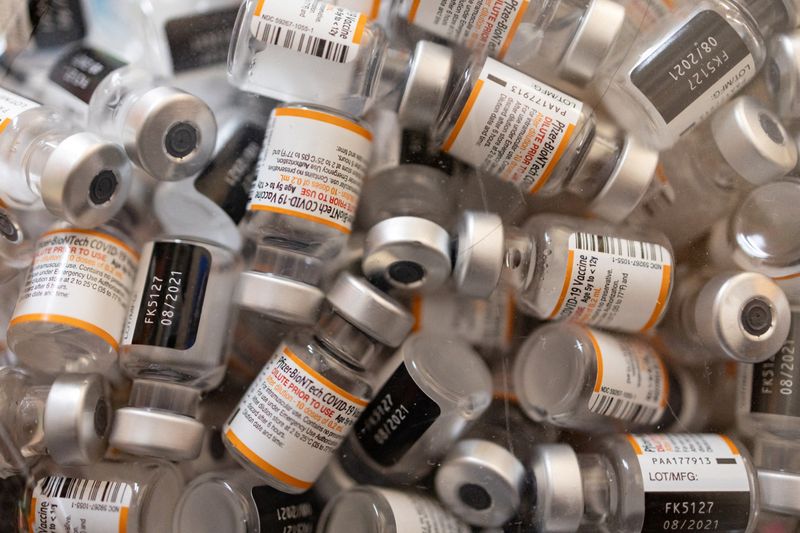 &copy; Reuters. عبوات فارغة للقاحات للوقاية من كوفيد-19 في الولايات المتحدة في صورة التقطت في 19 مايو أيار 2022. تصوير هانا بيير - رويترز.