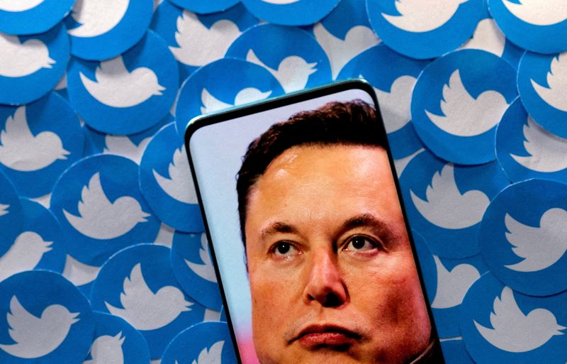 &copy; Reuters. FILE PHOTO: An image of Elon Musk is seen on smartphone placed on printed Twitter logos in this picture illustration taken April 28, 2022. REUTERS/Dado Ruvic/Illustration/File Photo
