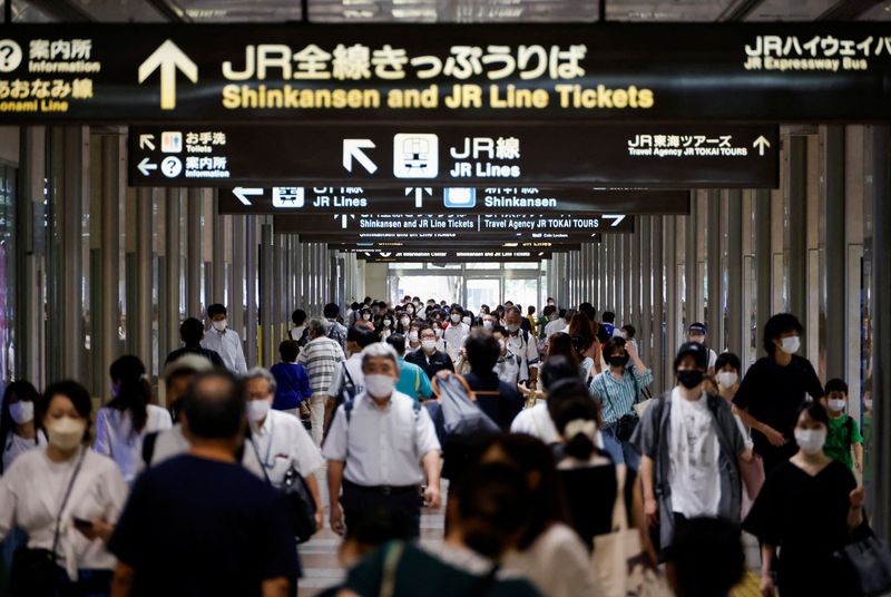 &copy; Reuters. Passageiros com máscaras de proteção em estação ferroviária em Nagoya
21/07/2022 REUTERS/Issei Kato
