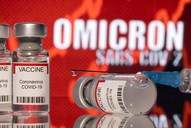 &copy; Reuters. Frascos rotulados como de vacinas contra Covid-19 em frente à palavra Ômicron em foto de ilustração
11/12/2021
REUTERS/Dado Ruvic